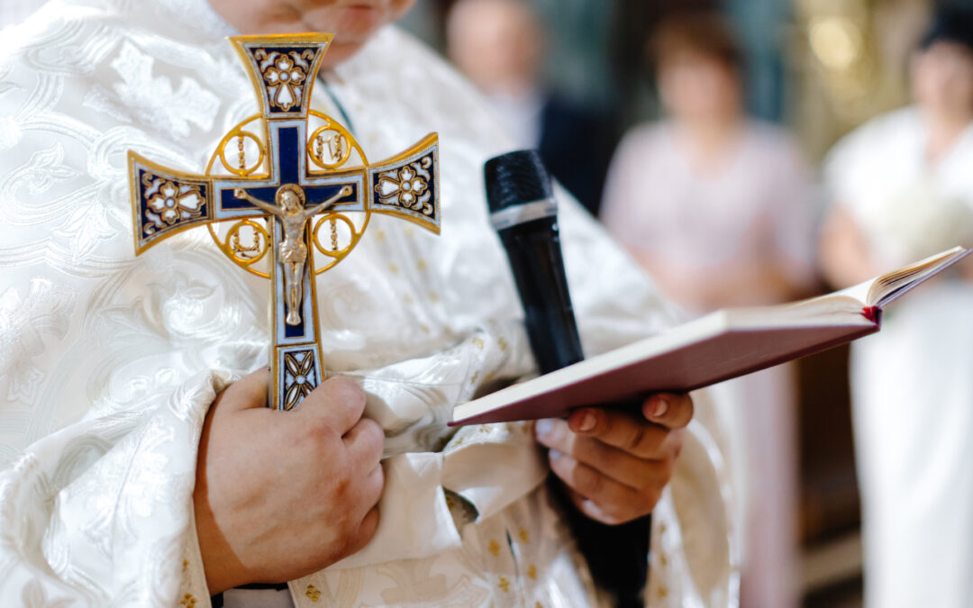 Historia ornatu – od starożytnych tunik do współczesnych szat kapłańskich