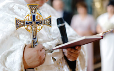 Historia ornatu – od starożytnych tunik do współczesnych szat kapłańskich