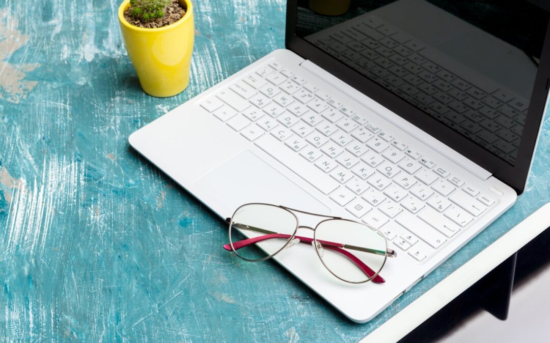 Jaki laptop do pracy poza biurem? Poradnik dla mobilnych specjalistów